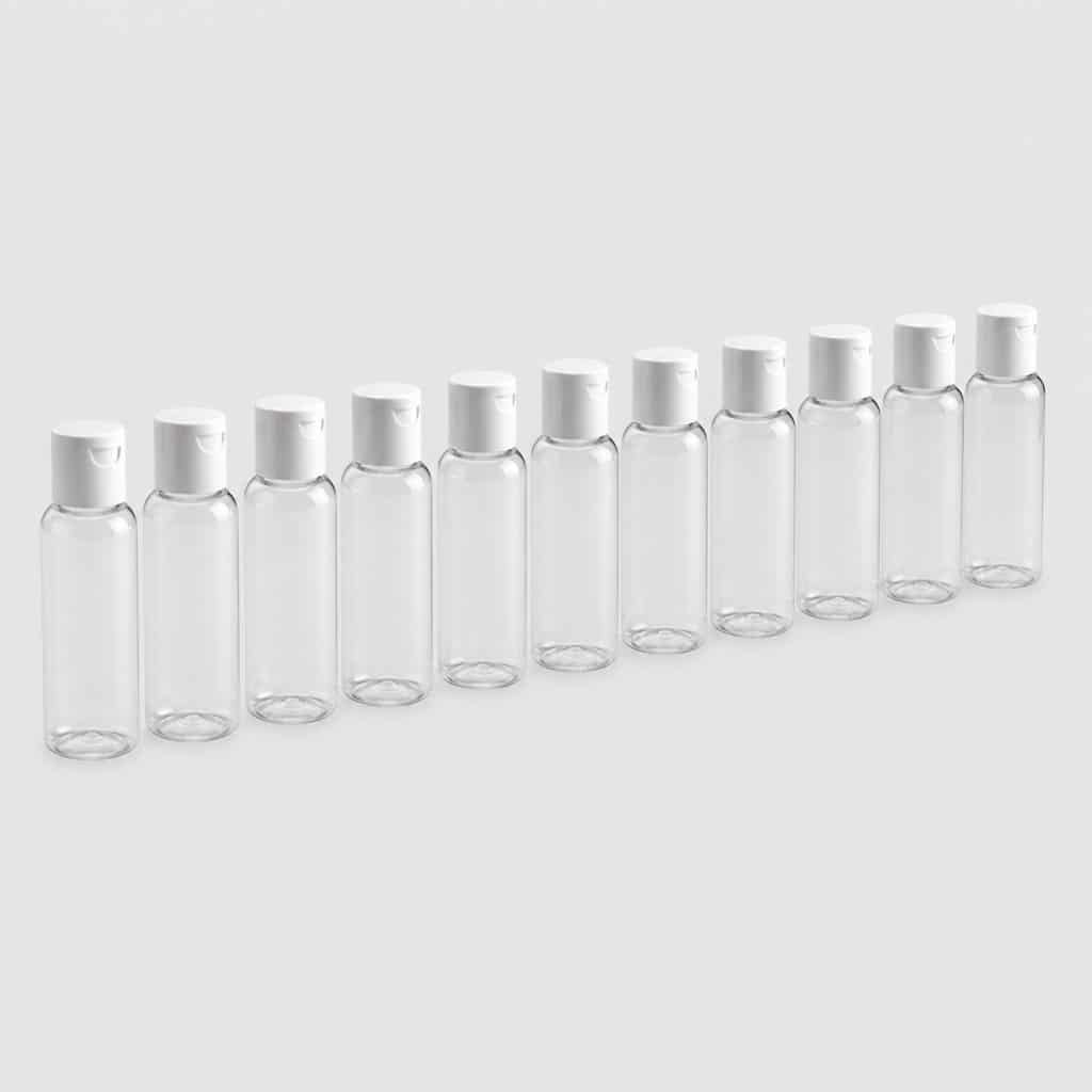 Douze flacons en plastique transparents alignés sur fond clair