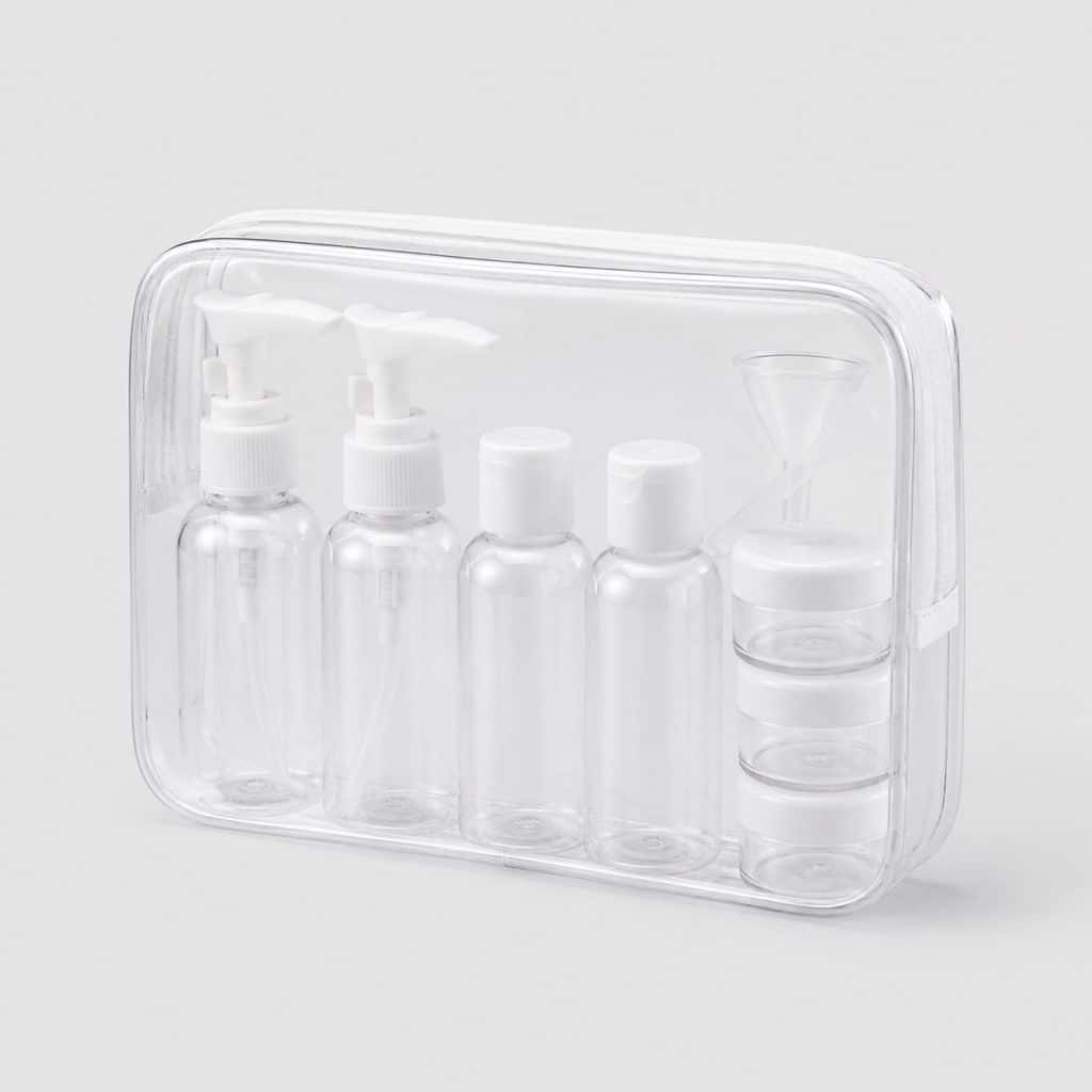 Kit de flacons de voyage en plastique avec pochette transparente sur fond clair