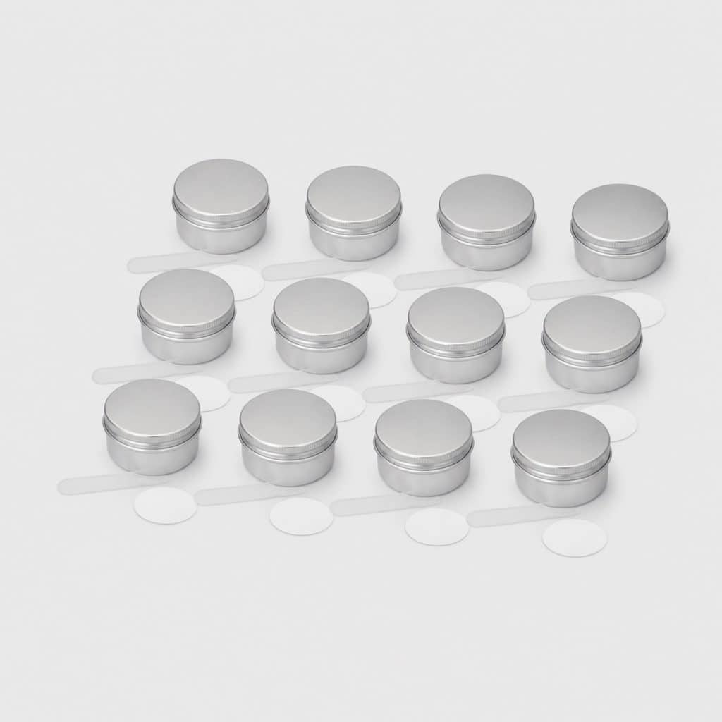 Douze pots en aluminium avec une spatule et un autocollant chacun