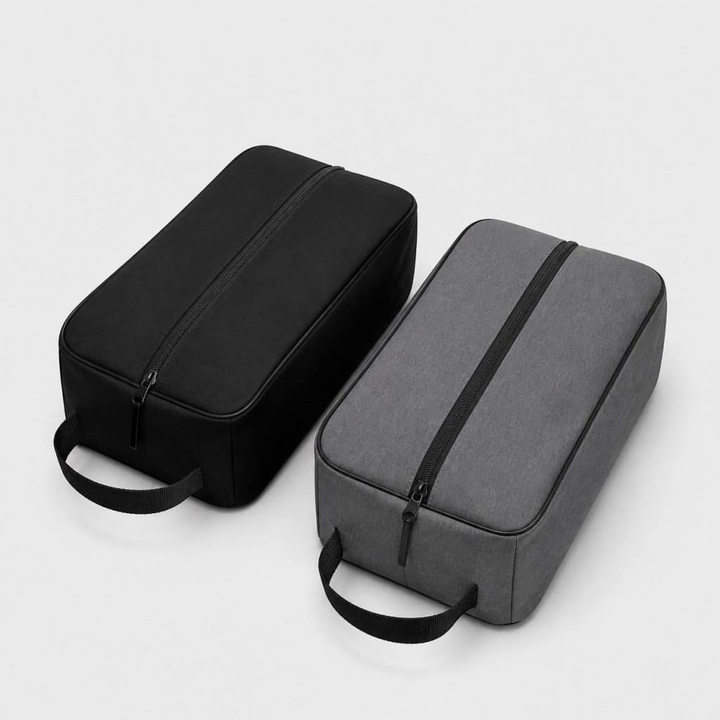 Deux sacs à chaussures de voyage posés à plat sur fond clair