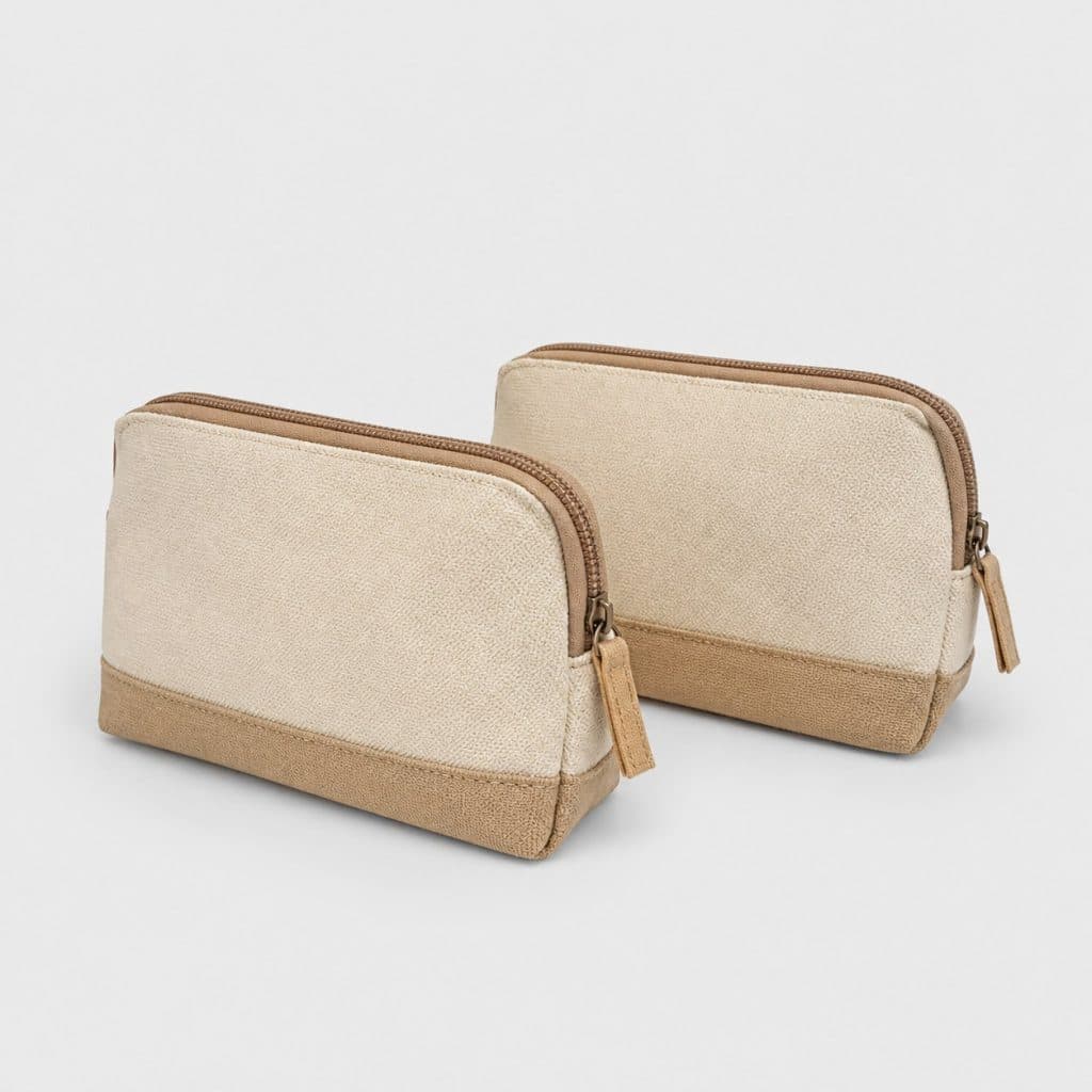 Deux petites pochettes de maquillage en toile posées sur fond clair