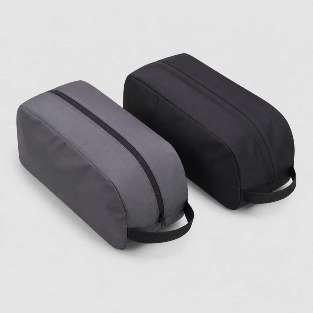 Deux grands sacs à chaussures souples posés à plat sur fond clair