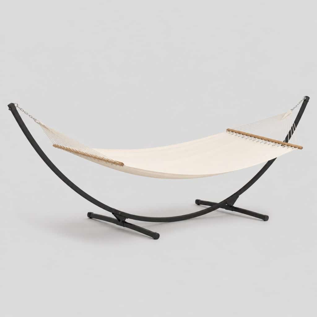 Hamac en toile large tendu sur fond clair