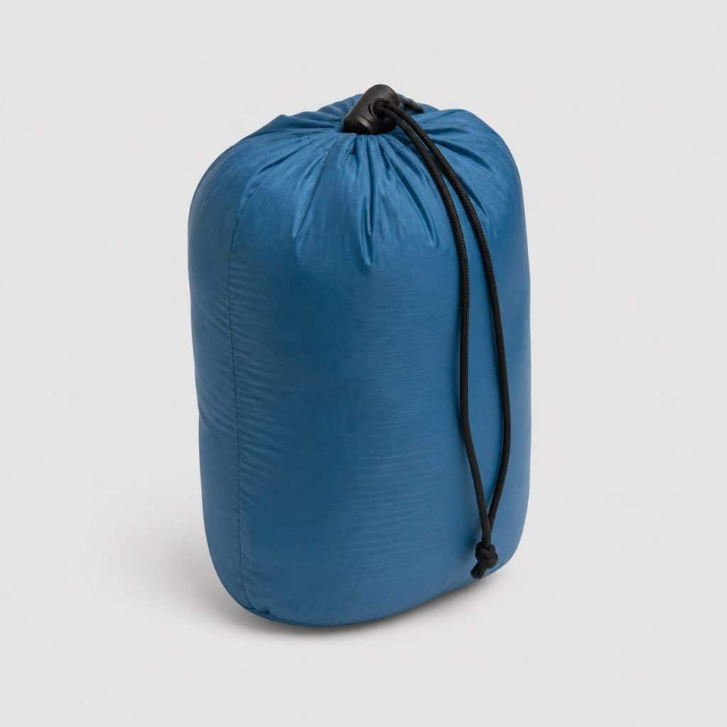 Hamac en toile parachute replié dans sa pochette compacte