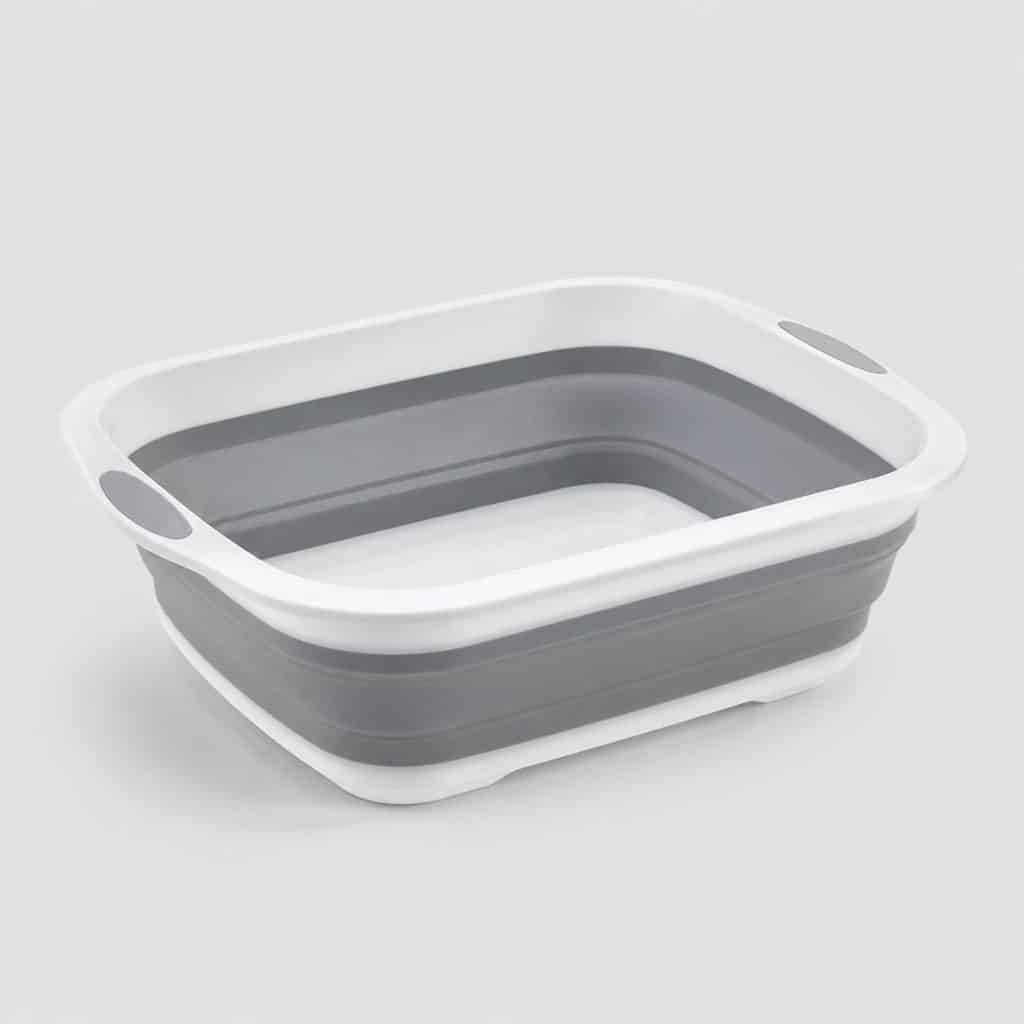 Petite bassine pliable posée à plat sur fond clair