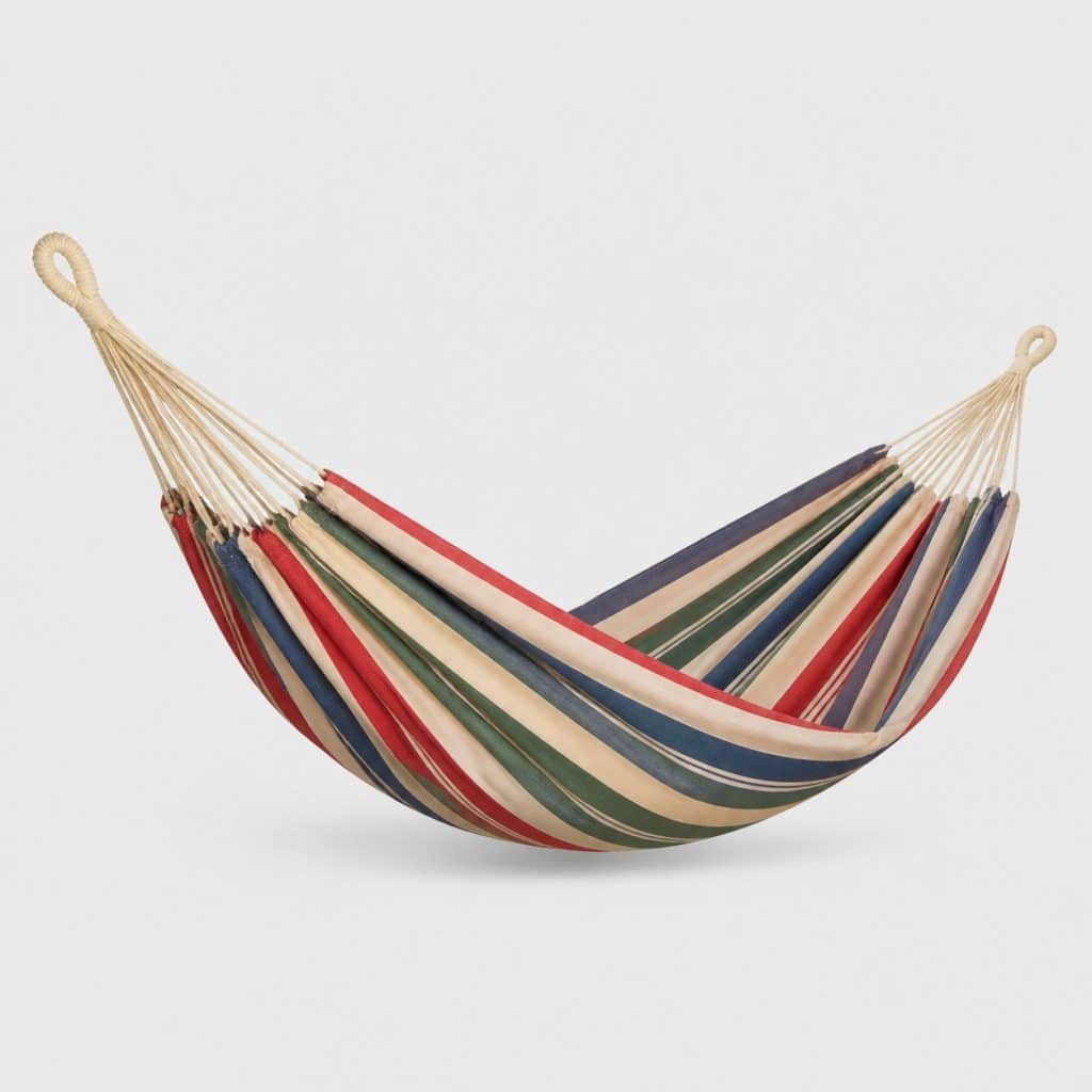 Hamac en toile rayée bleu-beige-vert-rouge sur fond clair