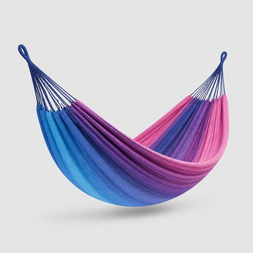 Hamac en toile dégradée bleu-violet-rose sur fond clair