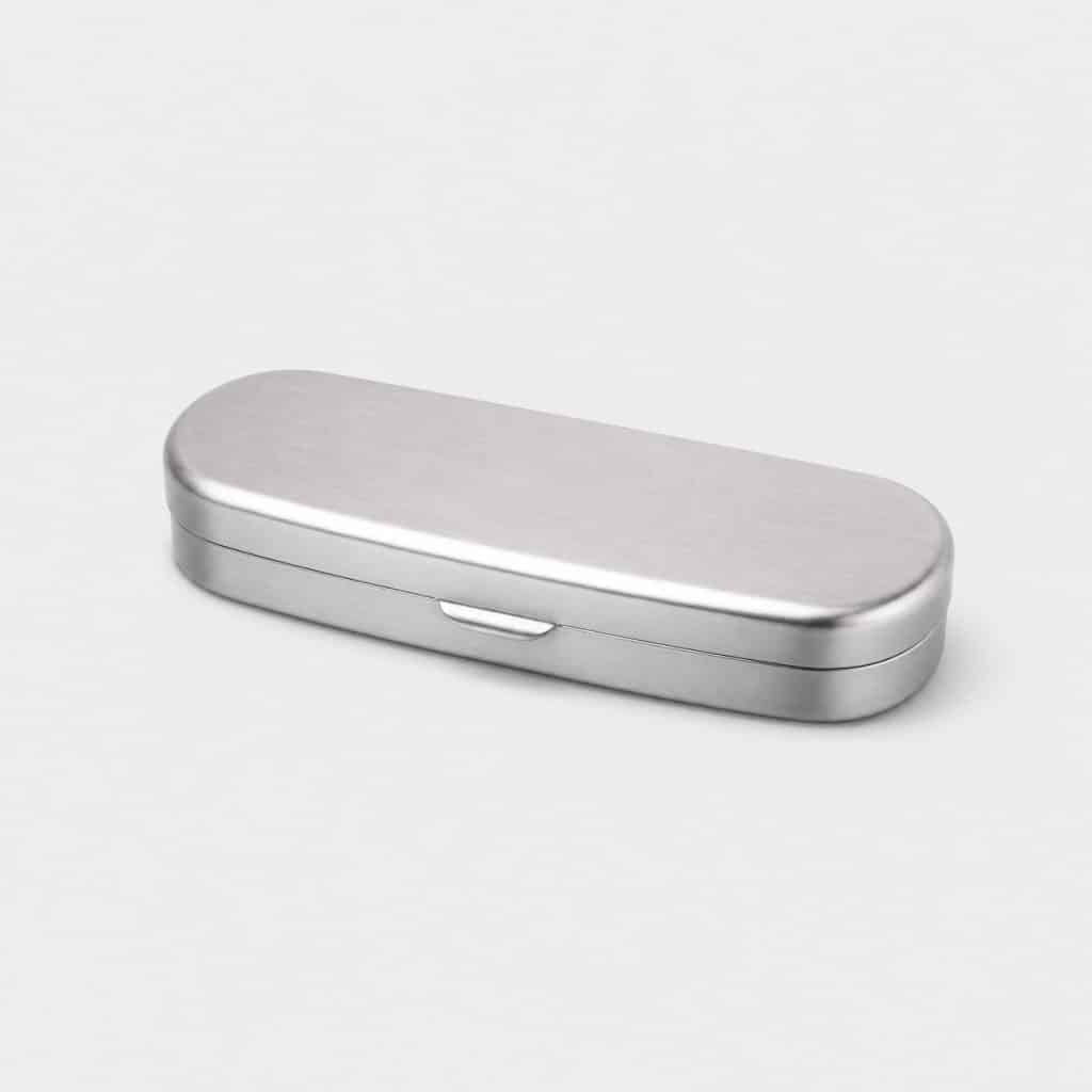 Étui compact en acier inoxydable pour pince à épiler sur fond clair