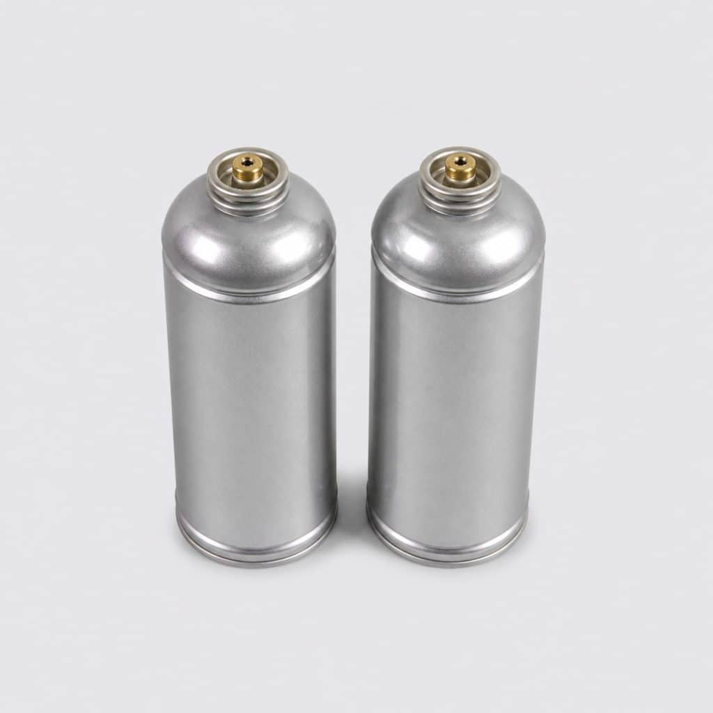 Deux cartouches de gaz à valve de 240 g sur fond clair