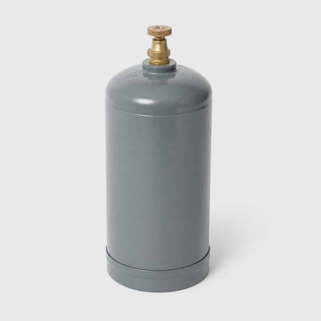 Cartouche de gaz à valve de 240 g sur fond clair