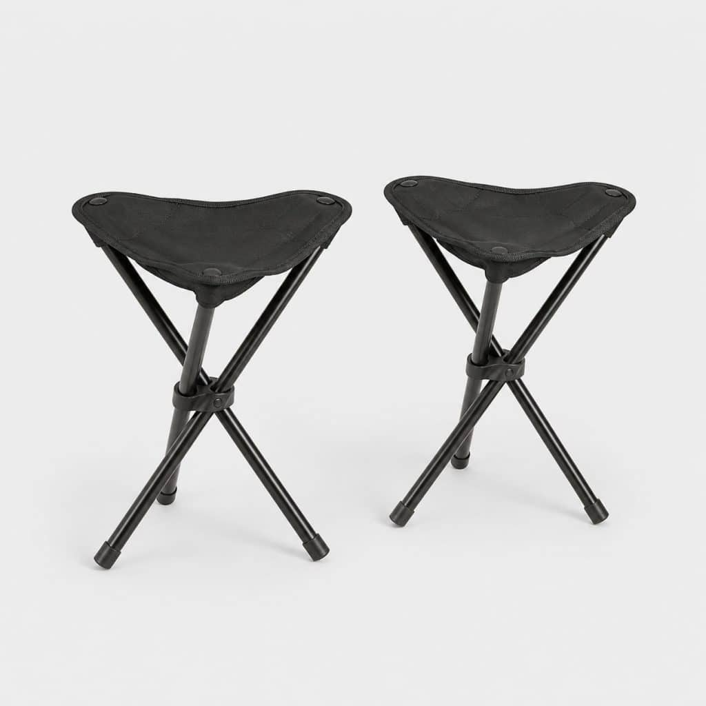 Deux tabourets pliants compacts en tissu Oxford sur un sentier de randonnée