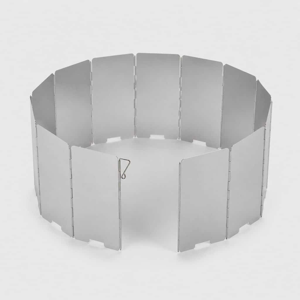 Pare-vent pliable en aluminium déplié en cercle sur fond clair