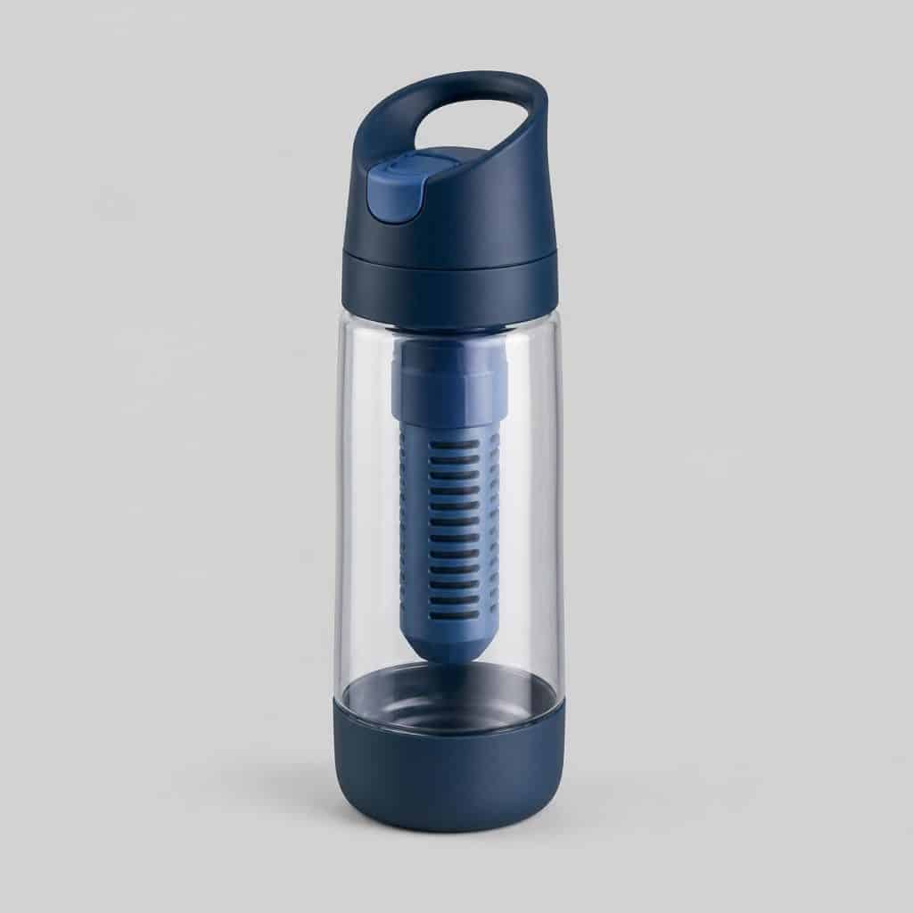 Gourde filtrante rigide compacte posée sur fond clair