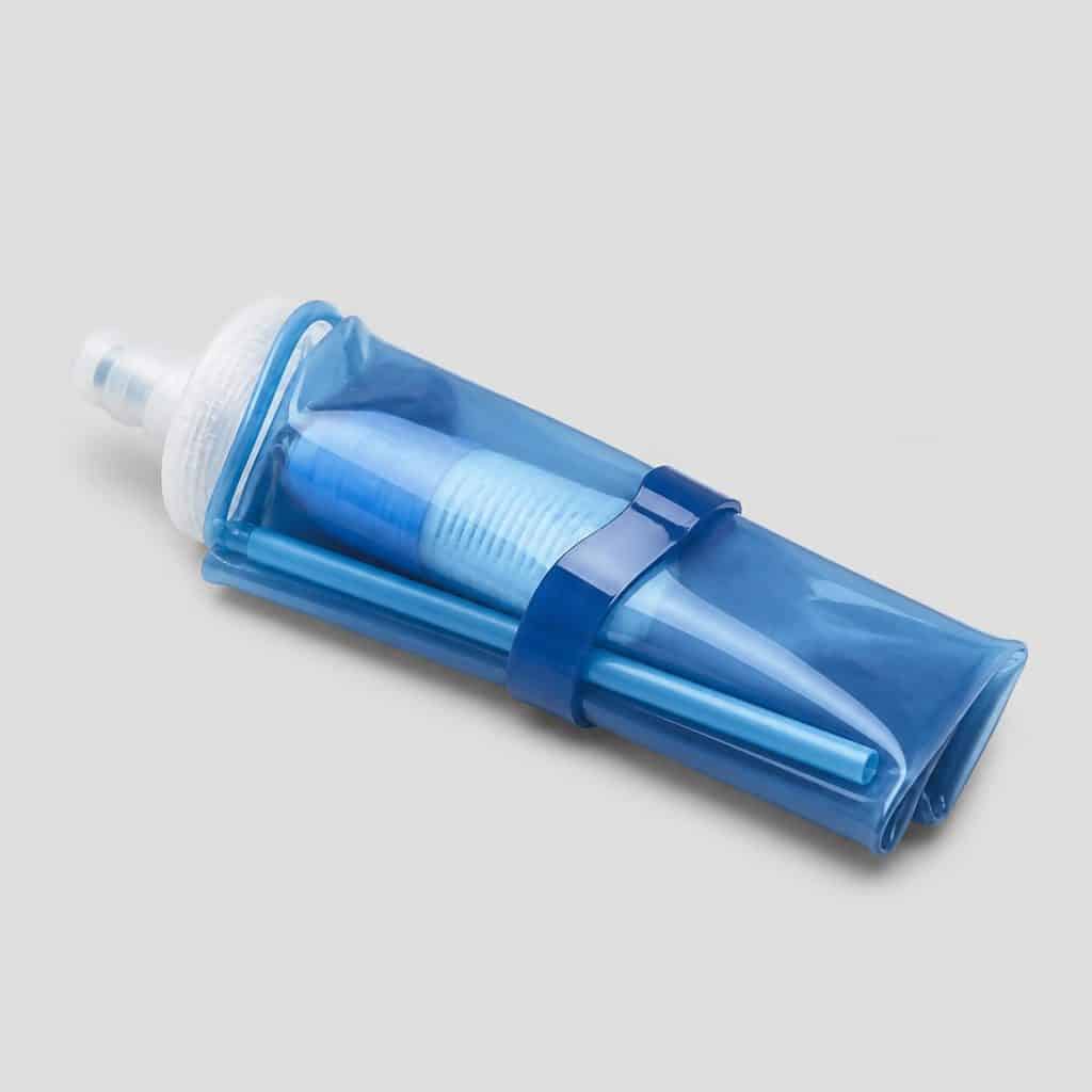 Gourde filtrante souple pliée à plat avec sa paille intégrée