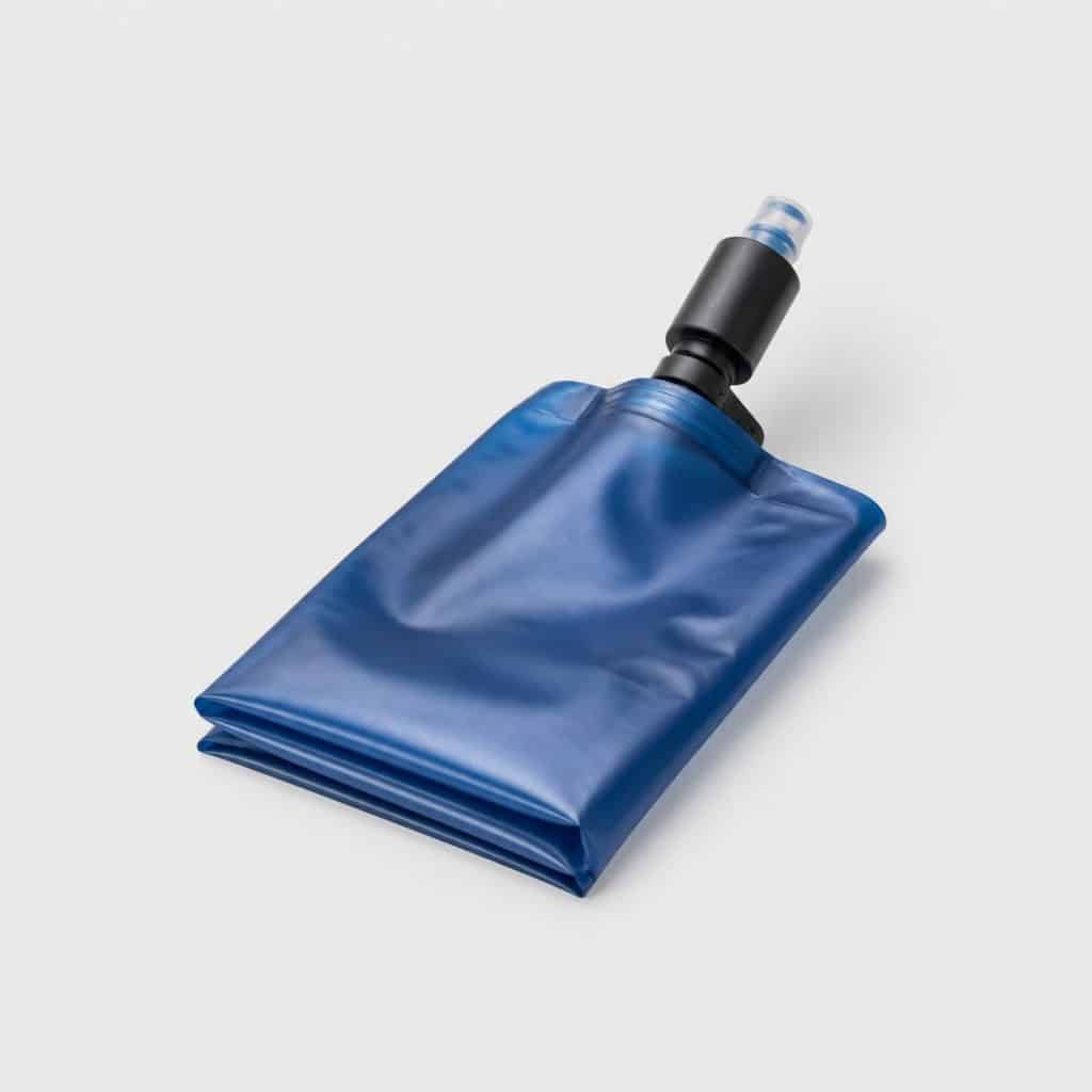 Gourde filtrante souple compressée à plat sur fond clair
