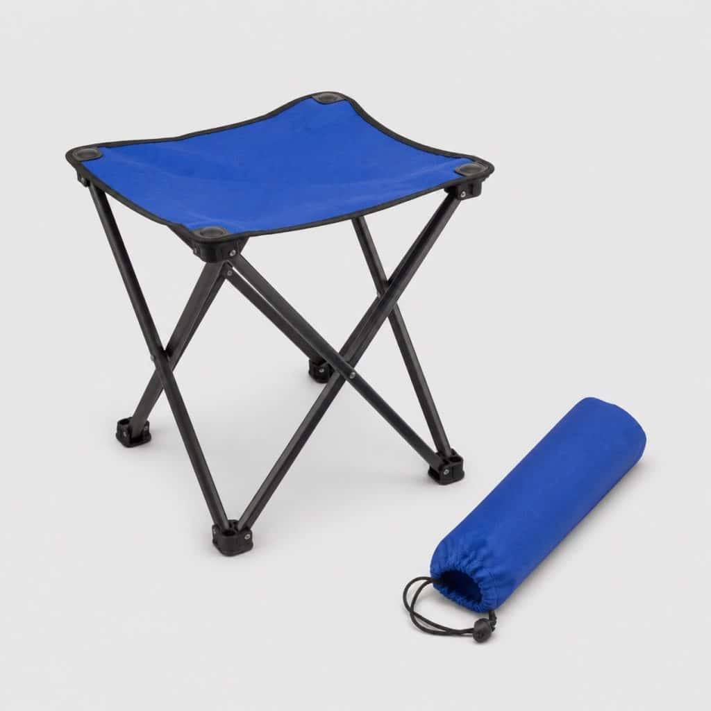 Tabouret pliant bleu ultra-compact posé avec sa housse de transport