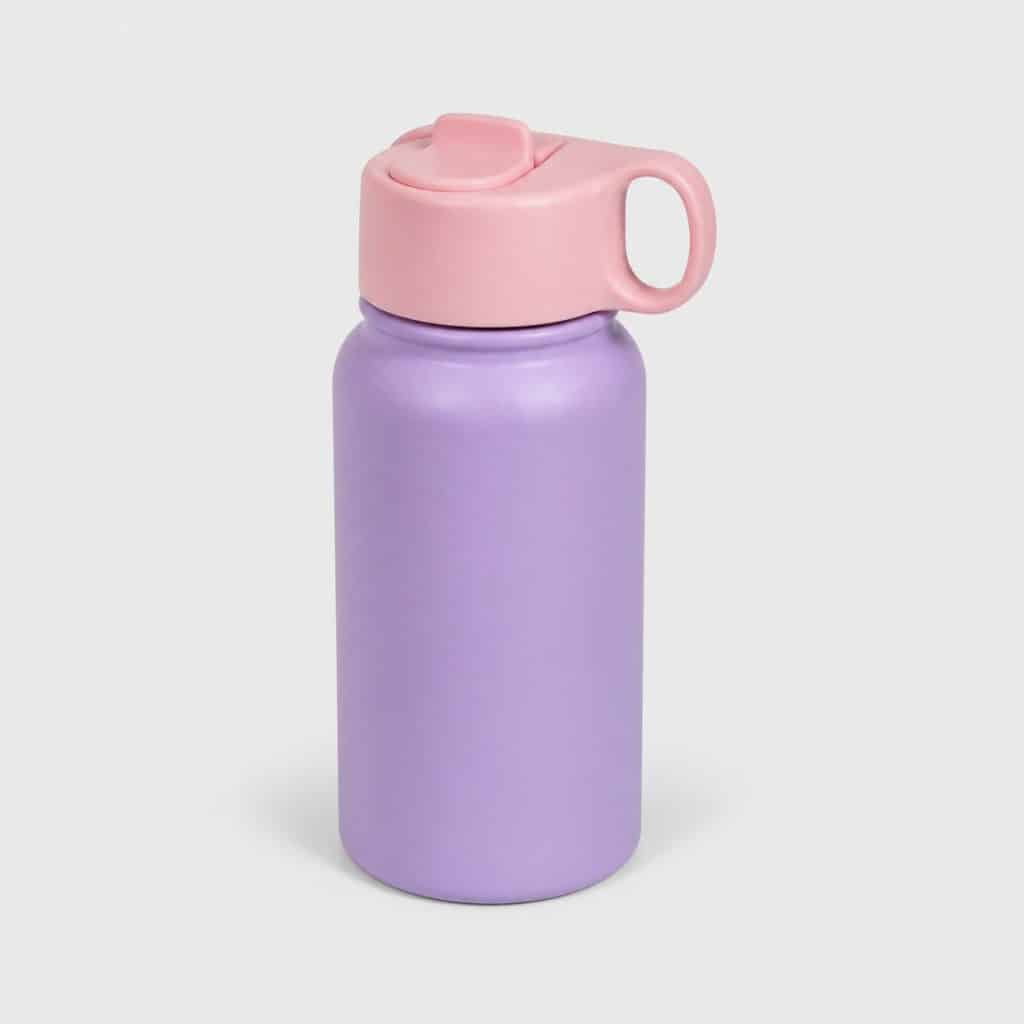 Petite gourde isotherme colorée pour enfant sur fond clair