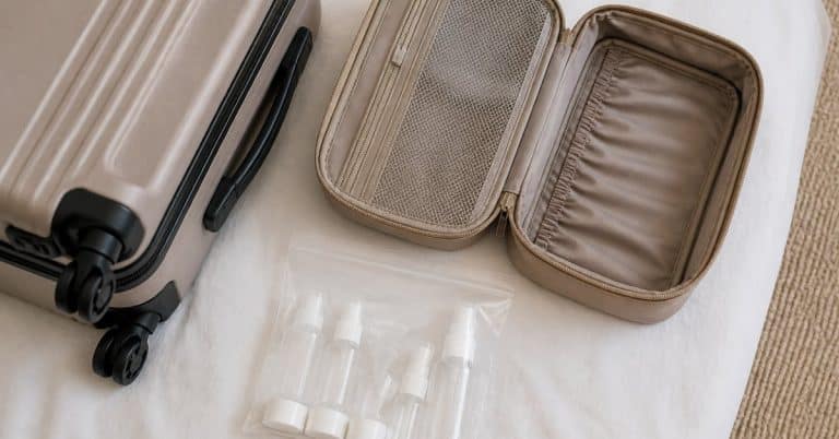 Comment bien organiser sa trousse de toilette pour un voyage en avion ?