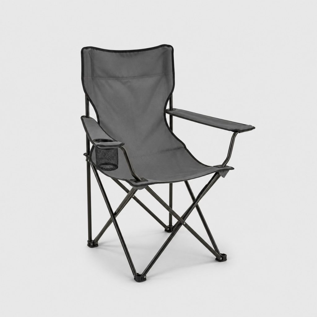 Chaise de camping pliante avec accoudoirs posée sur fond clair