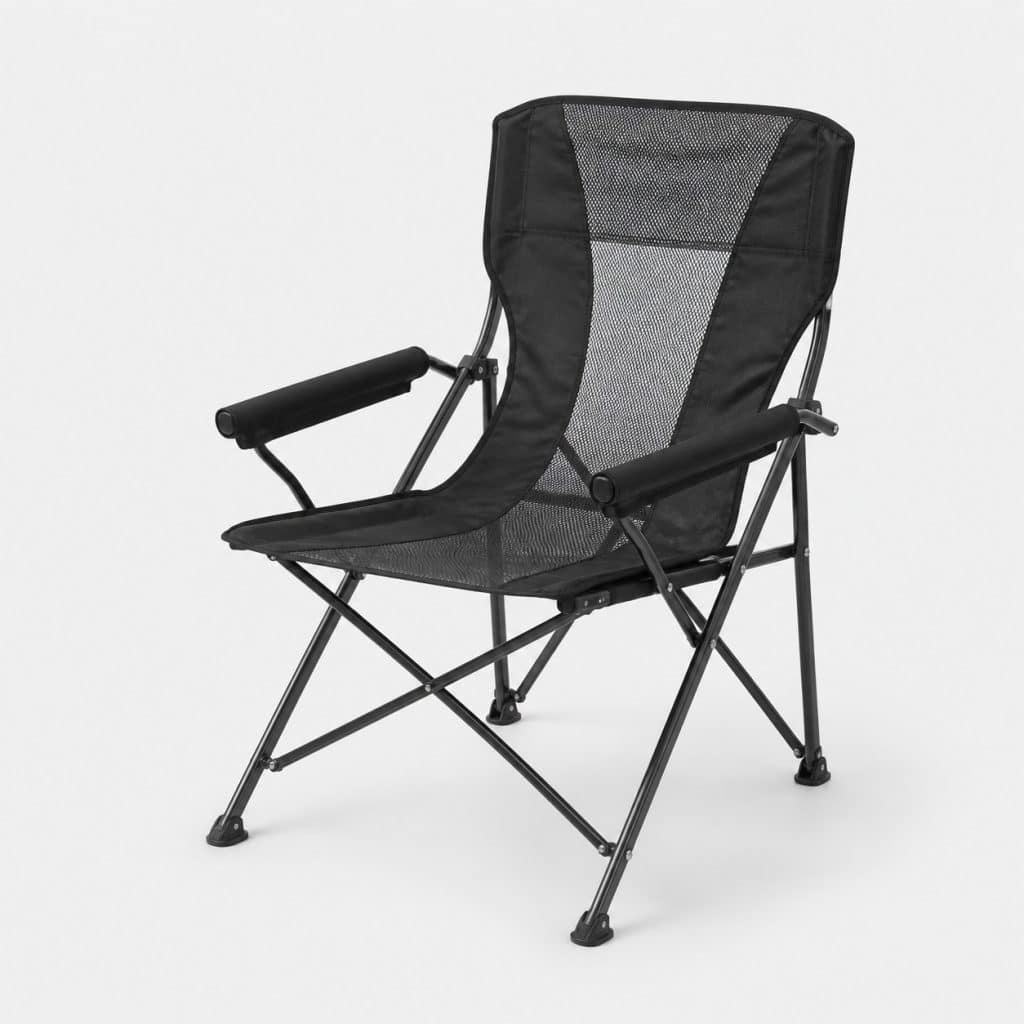 Chaise de camping pliante avec assise aérée posée sur fond clair