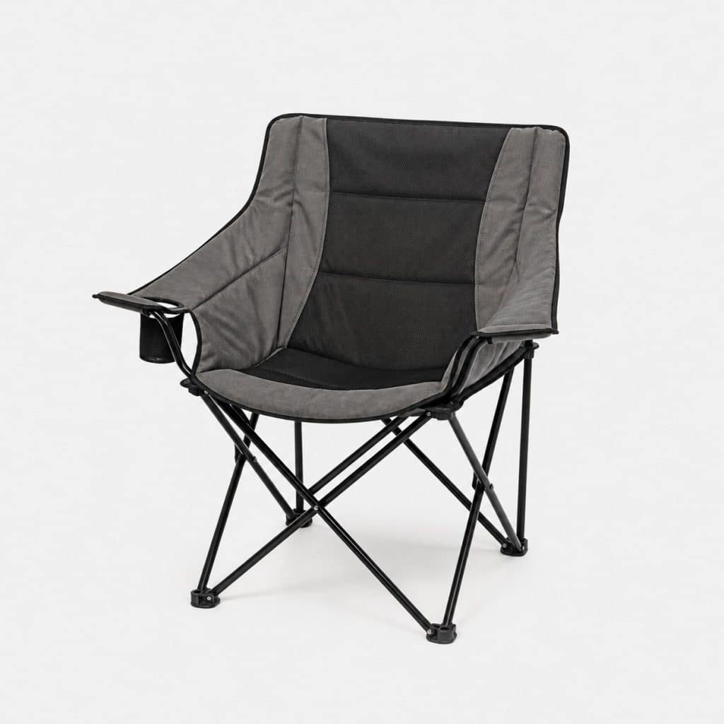 Chaise de camping pliante à l'assise large posée sur fond clair