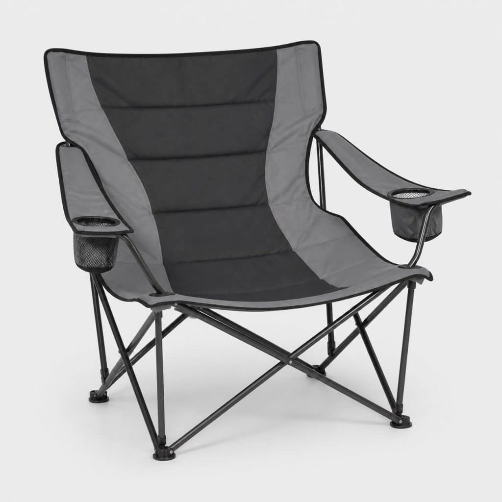 Chaise de camping pliante ultra large posée sur fond clair