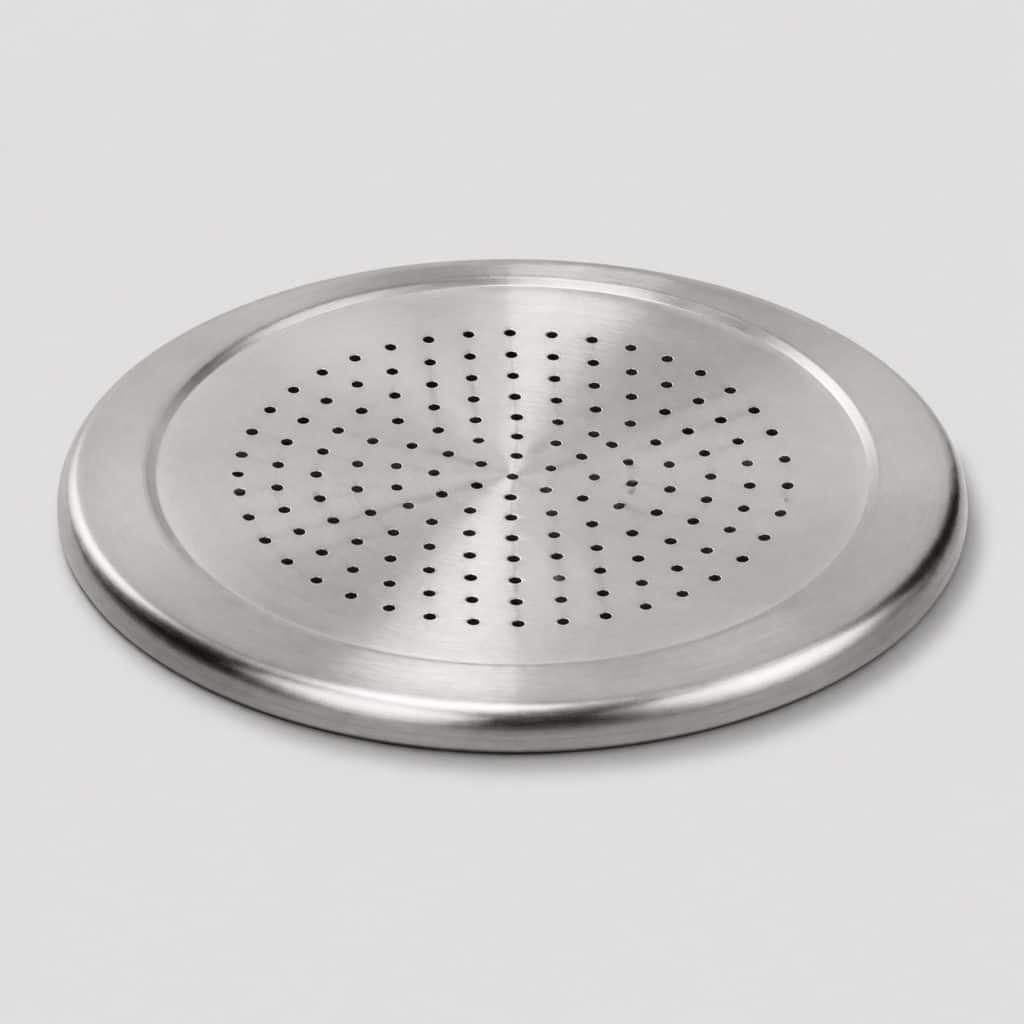 Couvercle rond en inox avec perforations sur fond clair