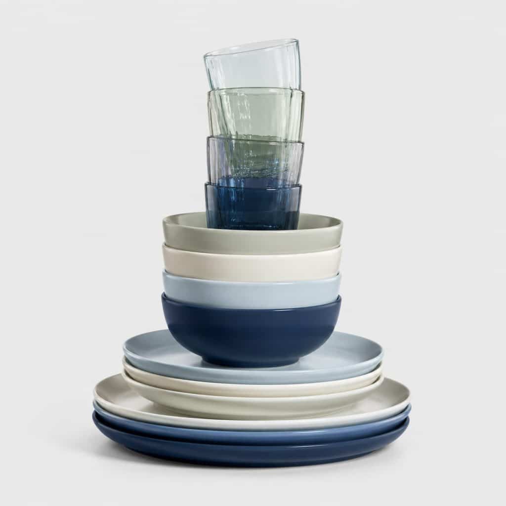 Assiettes, bols et verres empilables sur fond clair