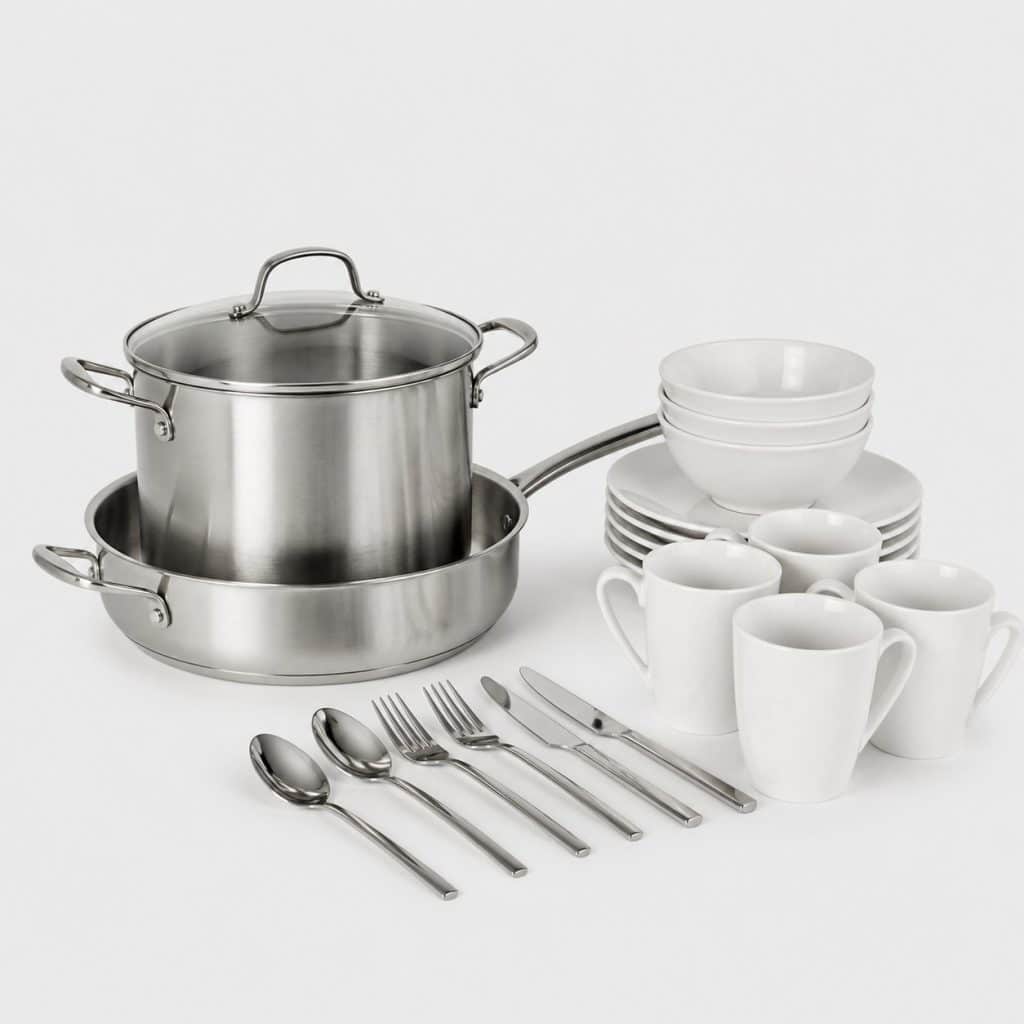 Grande casserole et poêle en inox empilées avec vaisselle