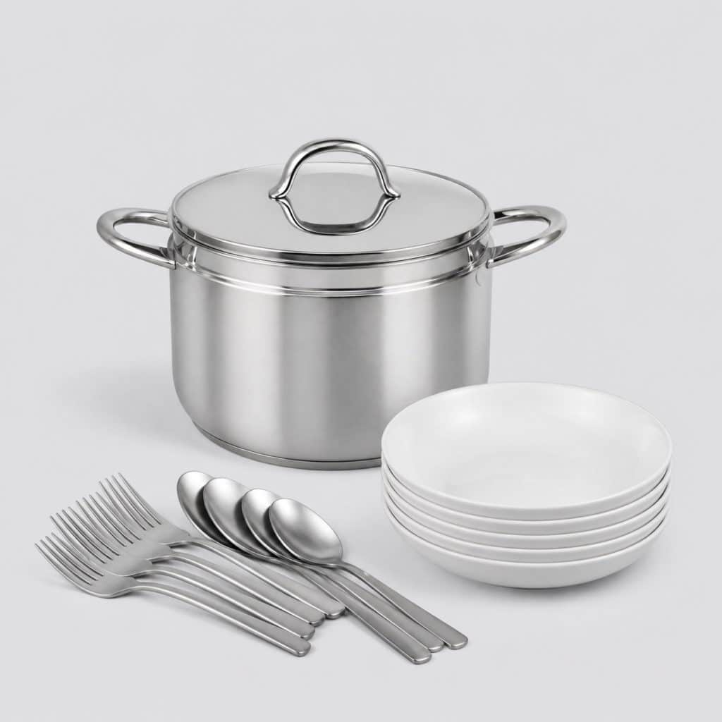 Casserole en inox avec couvercle, assiettes creuses et couverts