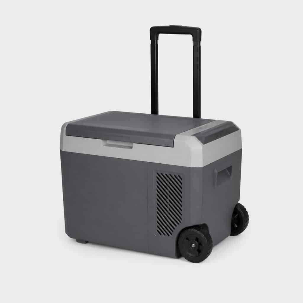 Glacière électrique grise avec roulettes et poignée télescopique sur fond clair