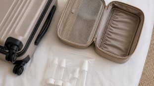 Comment bien organiser sa trousse de toilette pour un voyage en avion ?